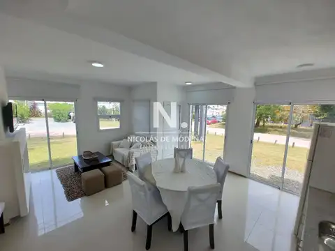 Moderna casa en alquiler en Colinas de Manantiales