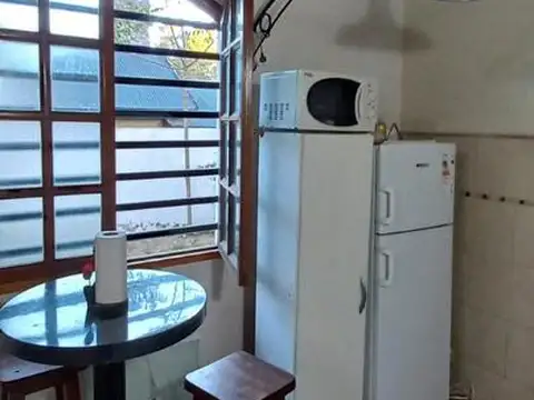 Chalet 3 ambientes, 2 dormitorios con placard, cocina completa, baño