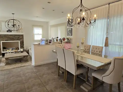 Casa en Venta con 2 cocheras