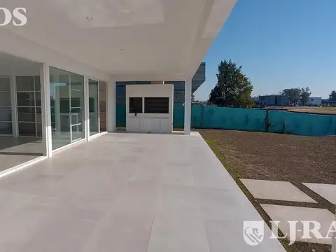 Casa en Venta con 4 cocheras