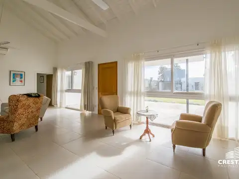 Casa en Venta con 2 cocheras