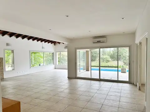 Av. de los Lagos al 4300