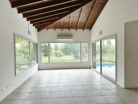 Casa en Alquiler con 2 cocheras