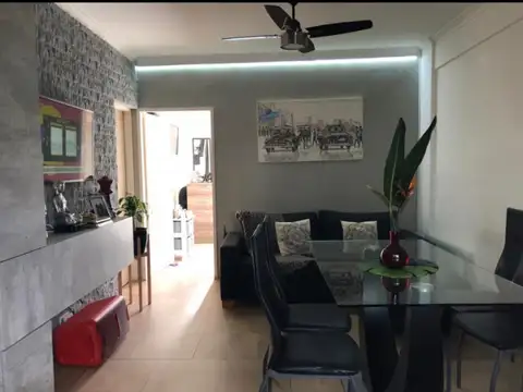 EXCELENTE DEPTO DE 2 AMB AL FRENTE CON BALCÓN Y TERRAZA