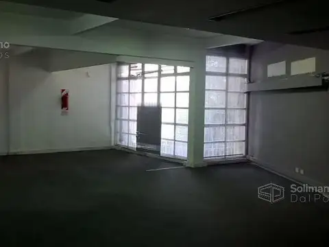 Oficina 11 ambientes con 8 baños