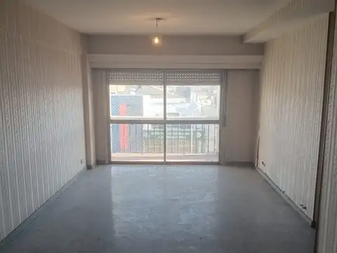 Buen semipiso al frente en un sólido edificio de 3 amb con dependencia y baño de servicio y balcón