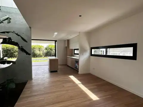 Casa 5 ambientes con 4 baños