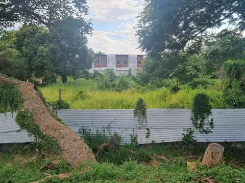 (V735) Amplio terreno sobre Avenida cercana al centro