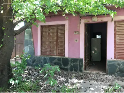 Casa 2 dormitorios con patio, Vergniaud 229, Colón.