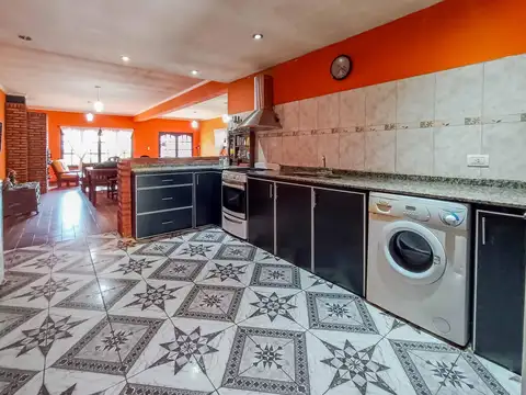 Casa en Venta con 2 cocheras