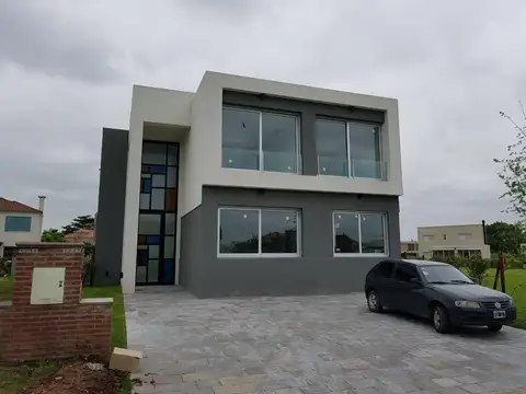 Casa 5 ambientes con 3 baños