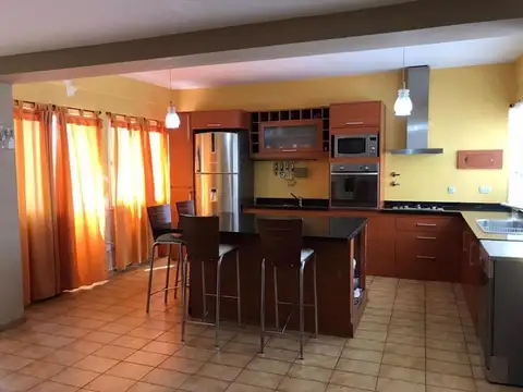 Casa 7 ambientes con 3 baños