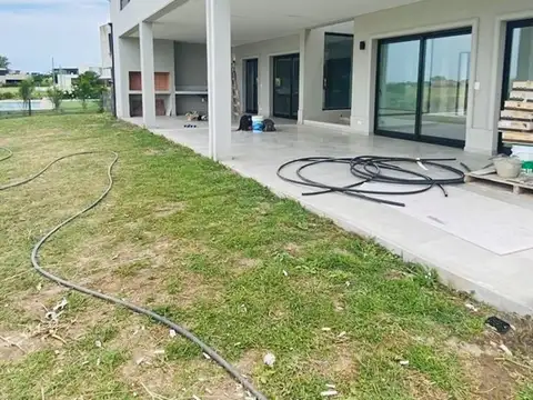 Casa en Venta en El Cantón - Barrio Islas, USD 420.000