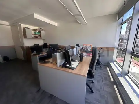Oficina 4 ambientes con 2 baños