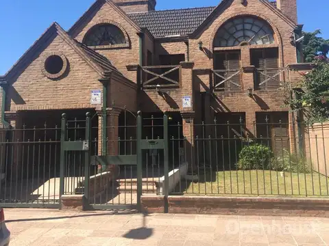 VENTA DE EXCELENTE CASA DE 381 M2 CON PISCINA Y QUINCHO EN CENTRO DE PTE DERQUI - A REFACCIONAR