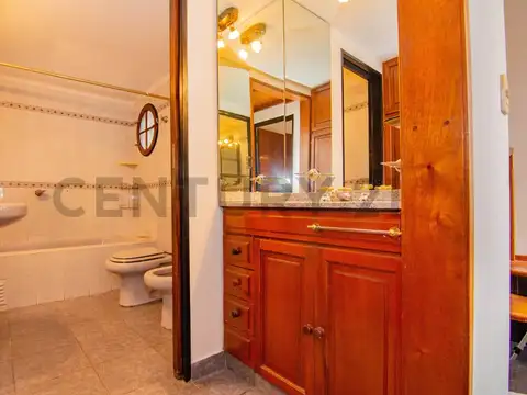 En venta Casa de 4 dormitorios con cochera, patio y terraza - Barrio Parque, Rosario.