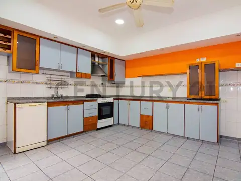 En venta Casa de 4 dormitorios con cochera, patio y terraza - Barrio Parque, Rosario.