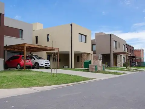 Casa en Venta con 4 cocheras