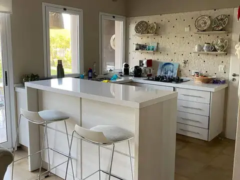 Casa 4 ambientes con 3 baños