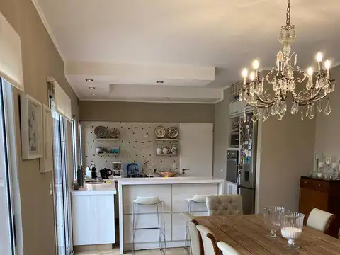 Casa en Venta con 4 cocheras
