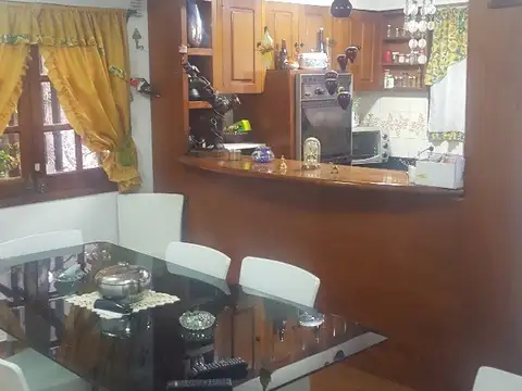 Casa 5 ambientes con 4 baños