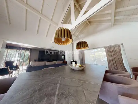 Casa en Venta con 2 cocheras