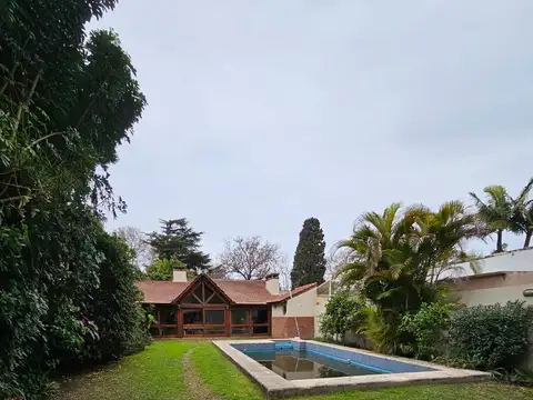 Casa en VENTA de 3 dormitorios, jardín con pileta y quincho! Barrio Alberdi
