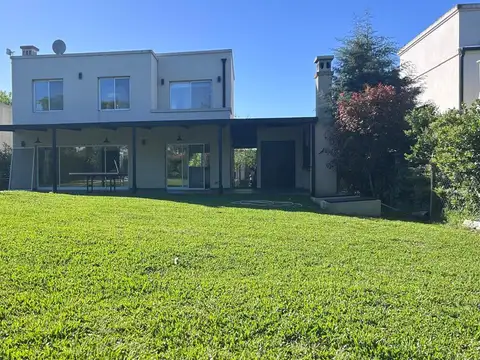 Casa en Alquiler de 3 dormitorios