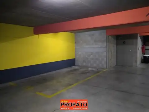 Cochera fija cubierta en planta baja libre de linderas con seguridad 24hs y portón automático!