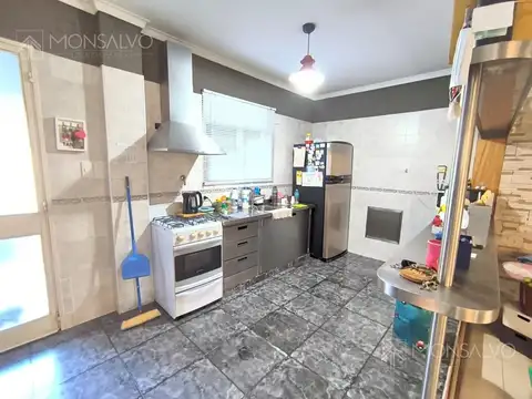 Casa 4 ambientes con 2 baños