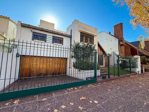 Casa en Venta de 2 Plantas, Con Jardín, Pileta y Cochera - Martínez