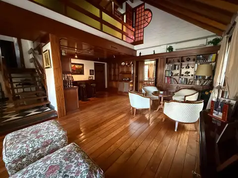 Casa en Venta de 2 Plantas, Con Jardín, Pileta y Cochera - Martínez