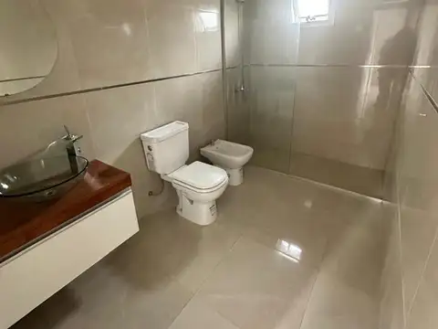 Duplex 3 ambientes en venta en condominio cerrado.