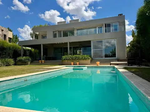 Casa en Venta con 2 cocheras