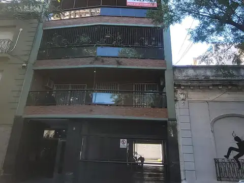 Departamento 2 ambientes cntrafrente con balcón