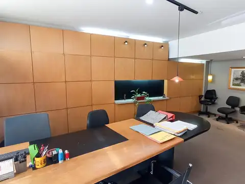 Oficina 7 ambientes con 2 baños