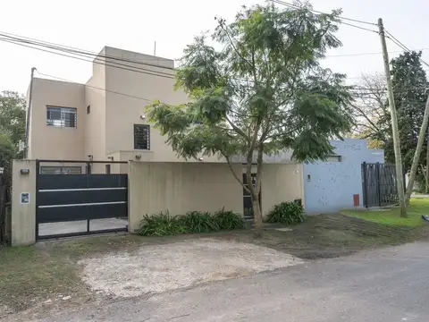 VENTA CASA 4 AMBIENTES C/PILETA EN TORTUGUITAS