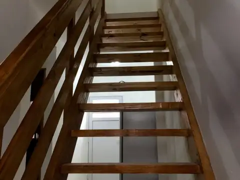 DUPLEX DE 3 AMB CON PATIO Y COCHERA. IMPECABLE ESTADO.