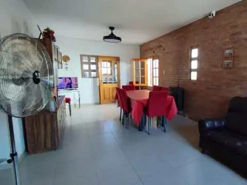 Casa 5 ambientes con 2 baños