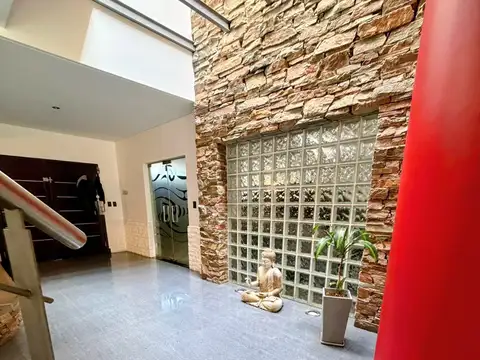 Casa en Venta con 3 cocheras