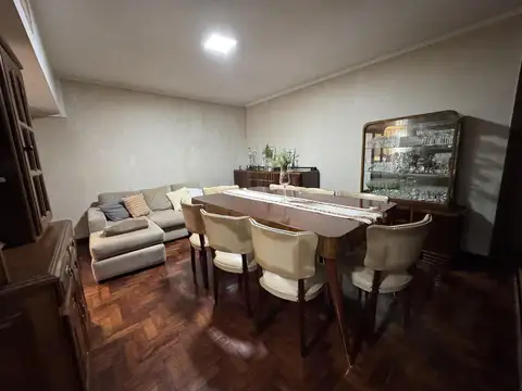 Casa 6 ambientes con 2 baños