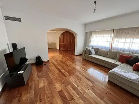 Casa 8 ambientes con 6 baños