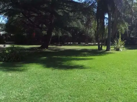 OPORTUNIDAD  HERMOSA CASAQUINTA DE ESTILO EN PQUE LELOIR  8 AMB. 2 PTAS, 1600M2, PARQUE Y PISCINA