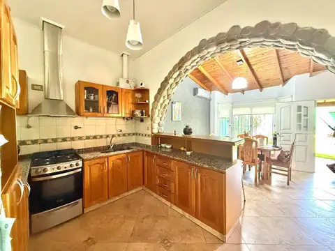 CASA VENTA 4AMB CASTELAR SUR PARQUE COCHERA