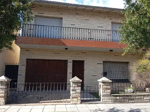 IMPONENTE CASA CENTRICA EN TORTUGUITAS