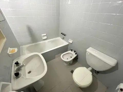 Monoambiente c/ espacio guardacoche - Flores