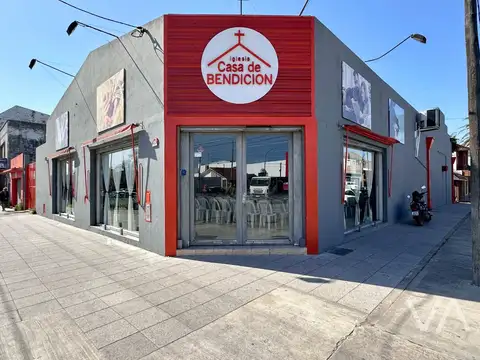 Excelente local comercial en esquina sobre avenida. Peralta Ramos.