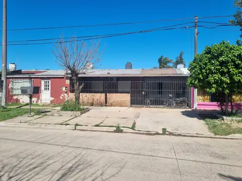 Casa independiente 3 dormitorios sobre Av en las 500 viviendas!