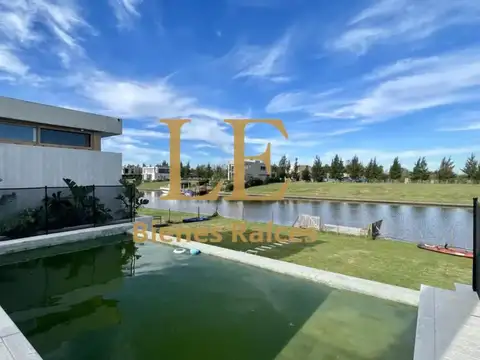 Casa en Venta con 4 cocheras