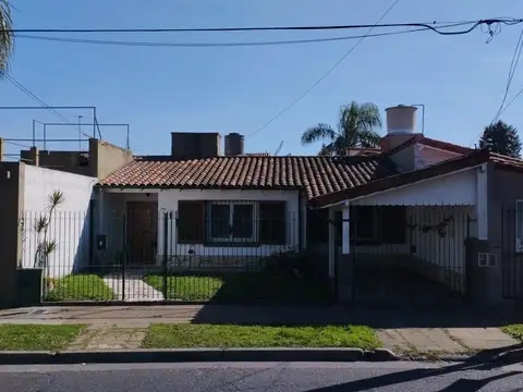 CHALET DE CUATROS AMBIENTES MUY LINDO